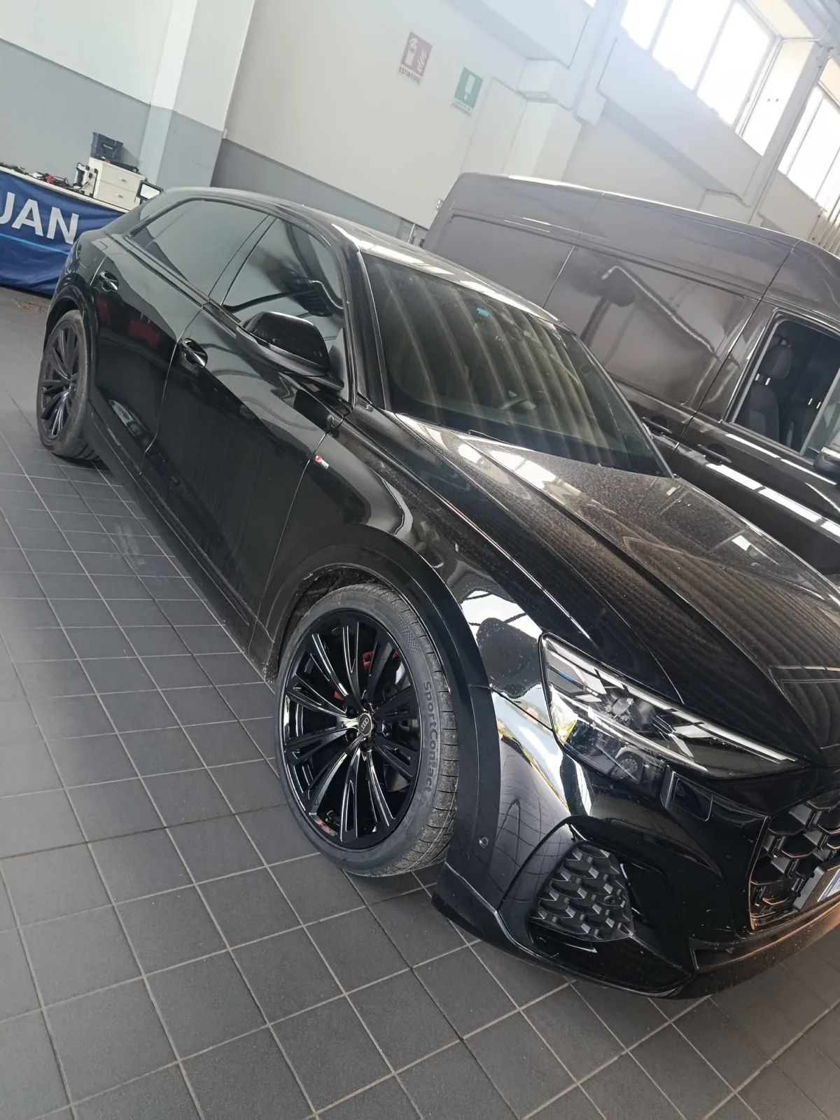 Audi nera con vetri oscurati, vista frontale e laterale