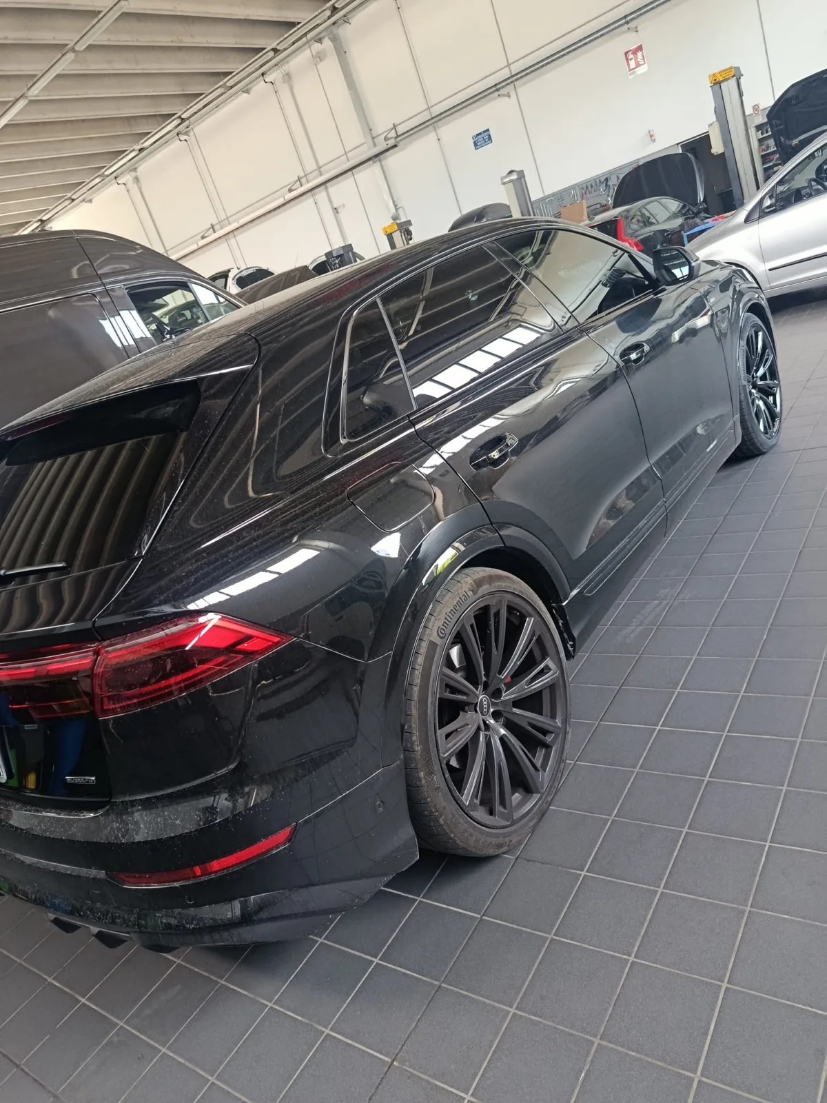 Audi nera con vetri oscurati nel laboratorio Metrix, vista posteriore