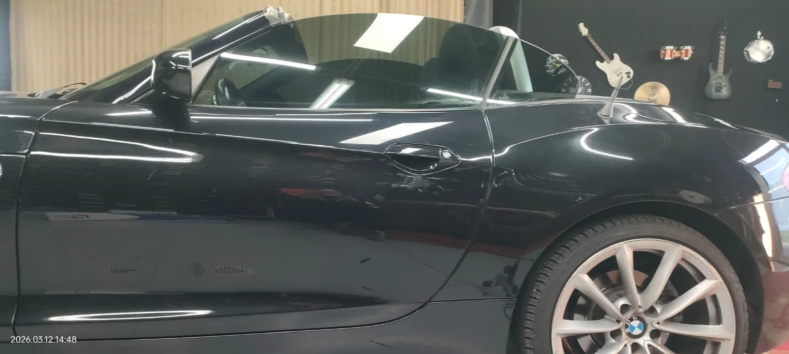 Dettaglio della portiera di una BMW cabrio nera con vetri oscurati