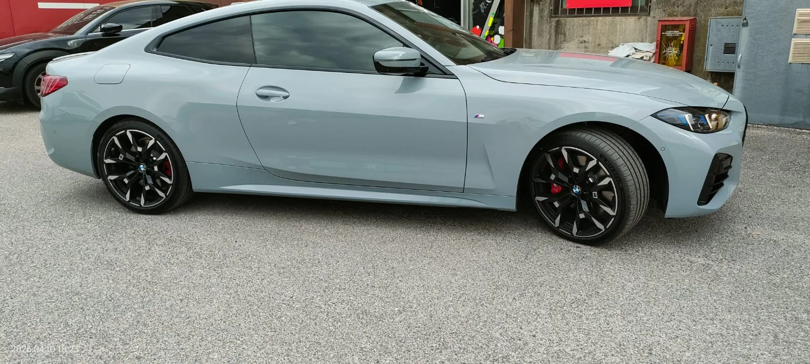 BMW M4 celeste con vetri oscurati