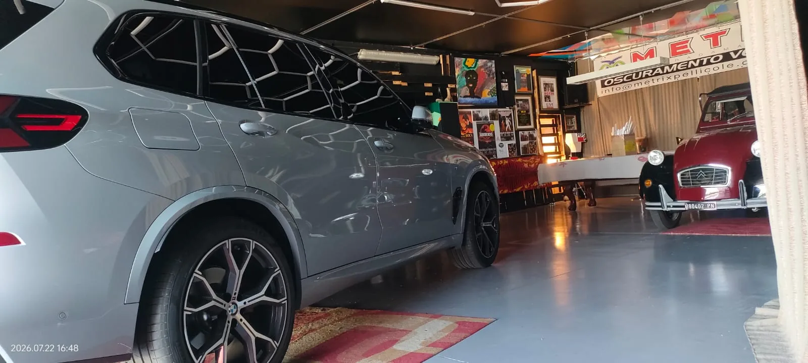 BMW SUV grigia nel laboratorio Metrix, vista posteriore