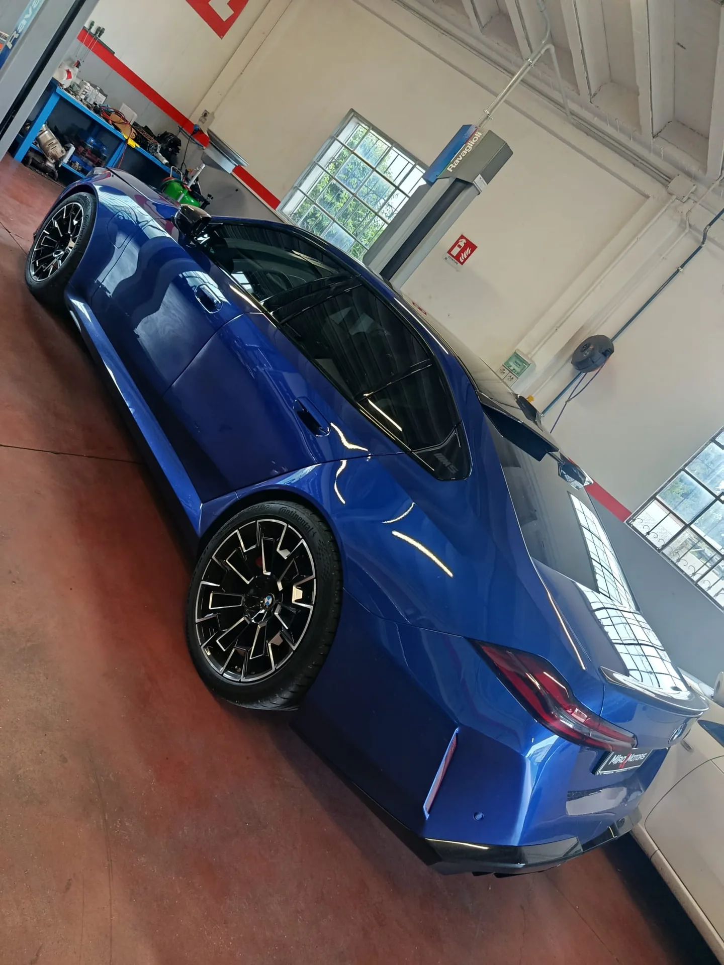BMW M5 blu con vetri oscurati, vista posteriore dall'alto
