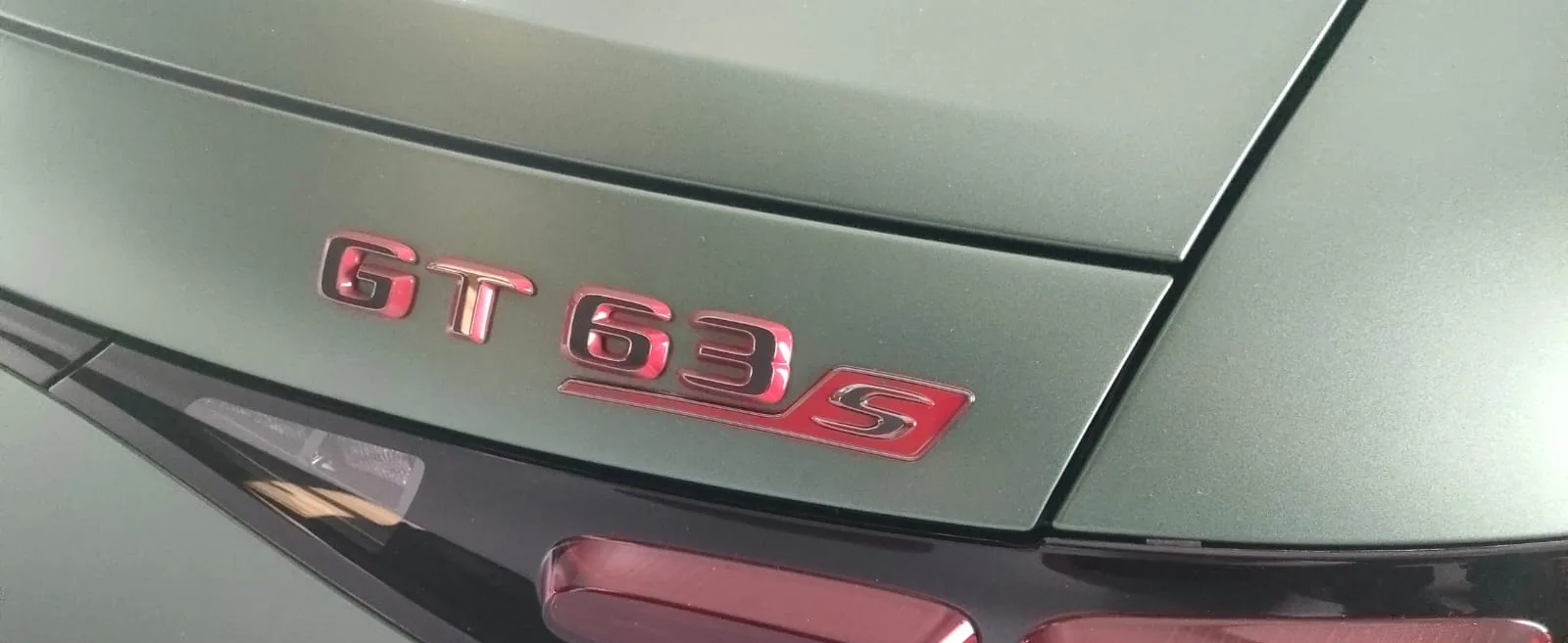 Dettaglio del posteriore di una Mercedes GT 63 S con pellicola