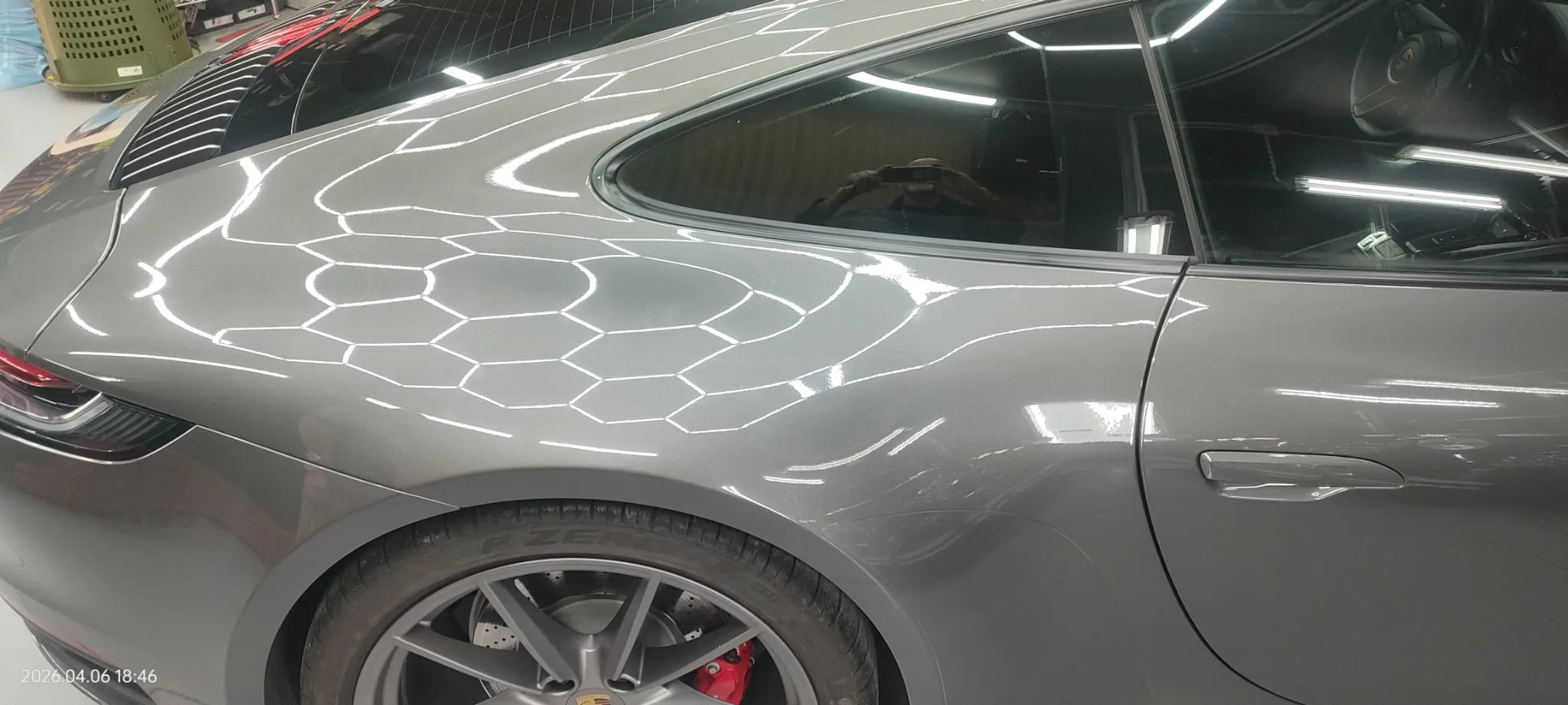 Dettaglio della pellicola PPF a motivo esagonale sulla carrozzeria di una Porsche