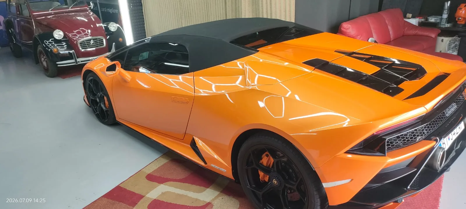 Lamborghini Huracan arancione nel laboratorio Metrix