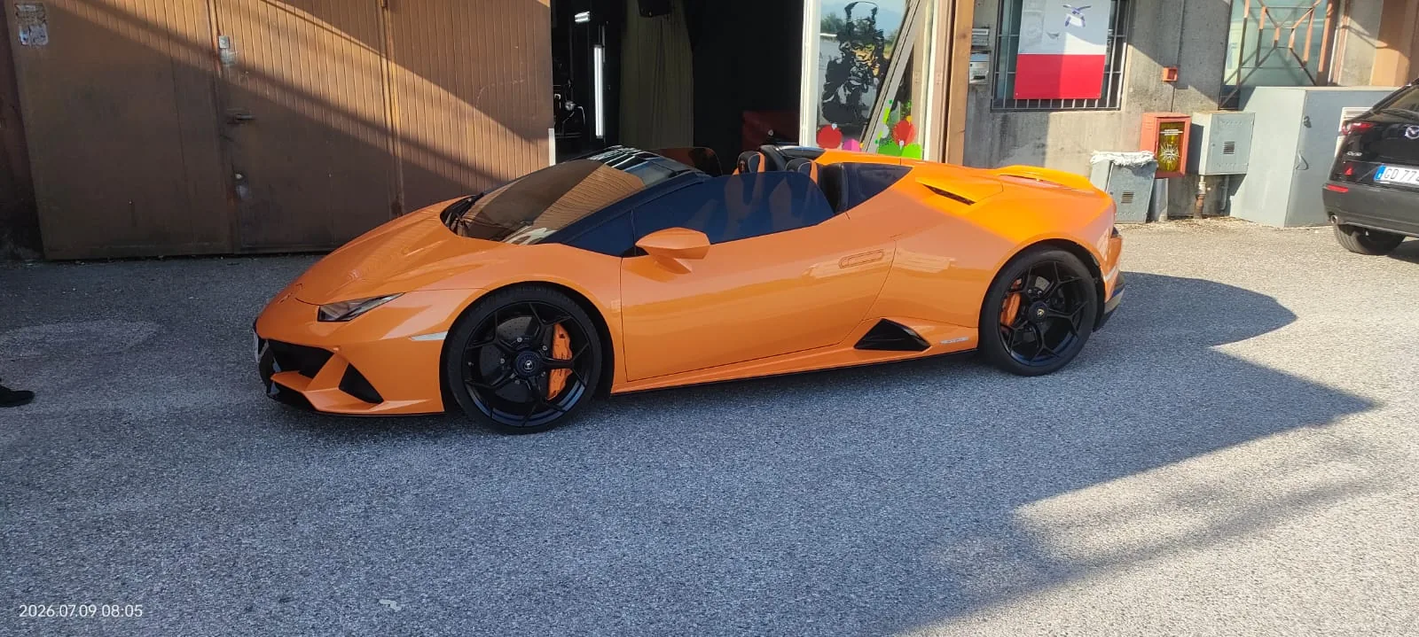 Lamborghini Huracan Spider arancione nel laboratorio Metrix