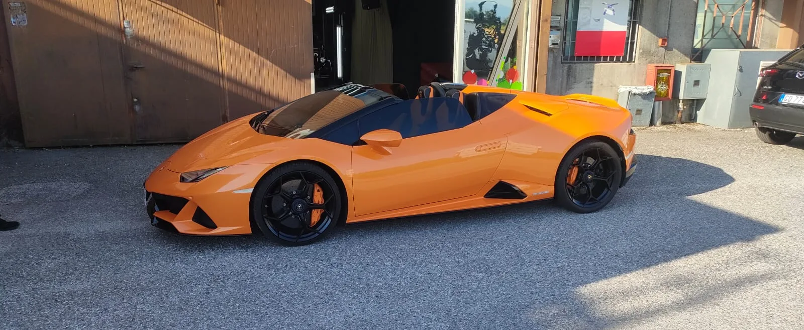 Lamborghini Huracan Spider arancione nel laboratorio Metrix