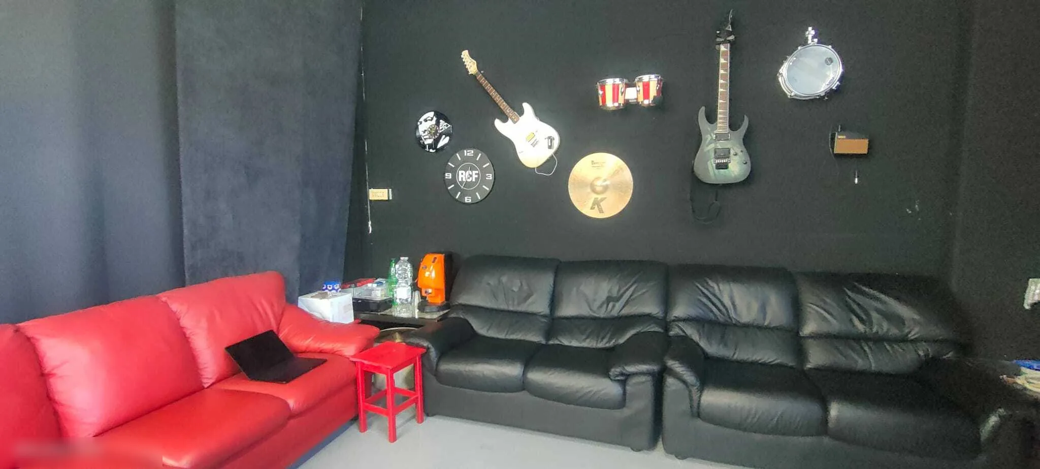 Zona relax del locale Metrix con divani e strumenti musicali