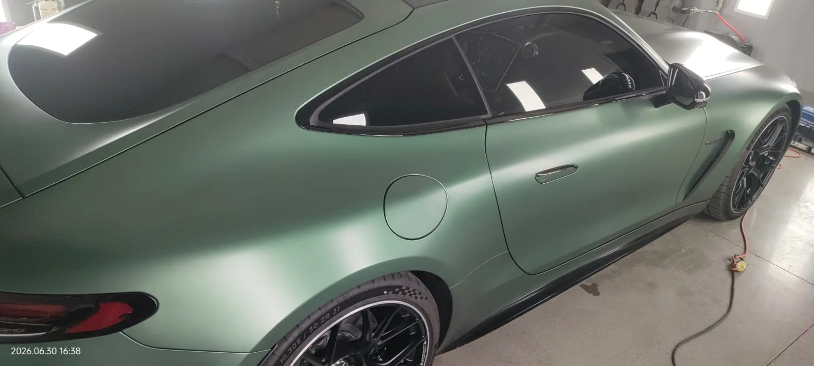 Dettaglio della fiancata di una Mercedes AMG GT verde opaco