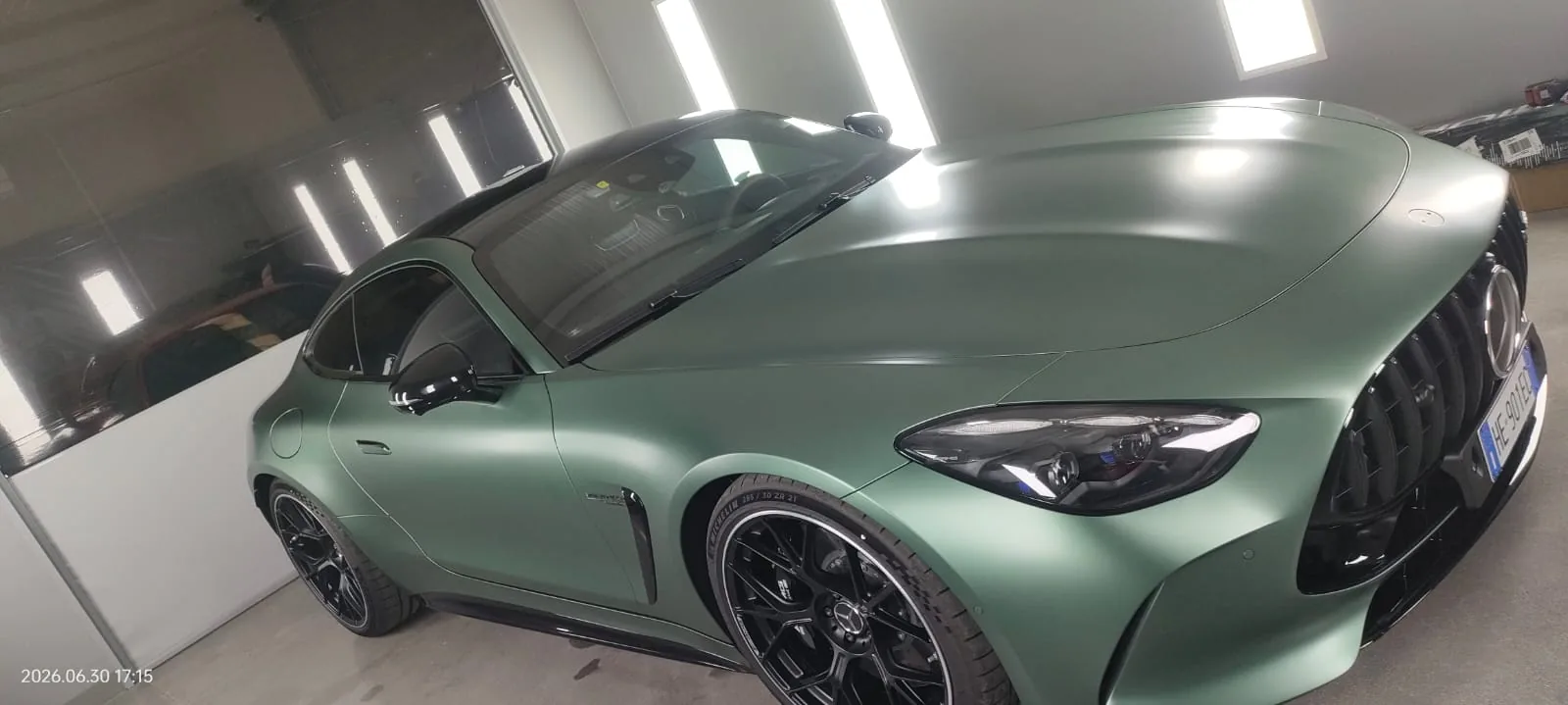 Mercedes AMG GT verde opaco nel laboratorio Metrix, vista frontale