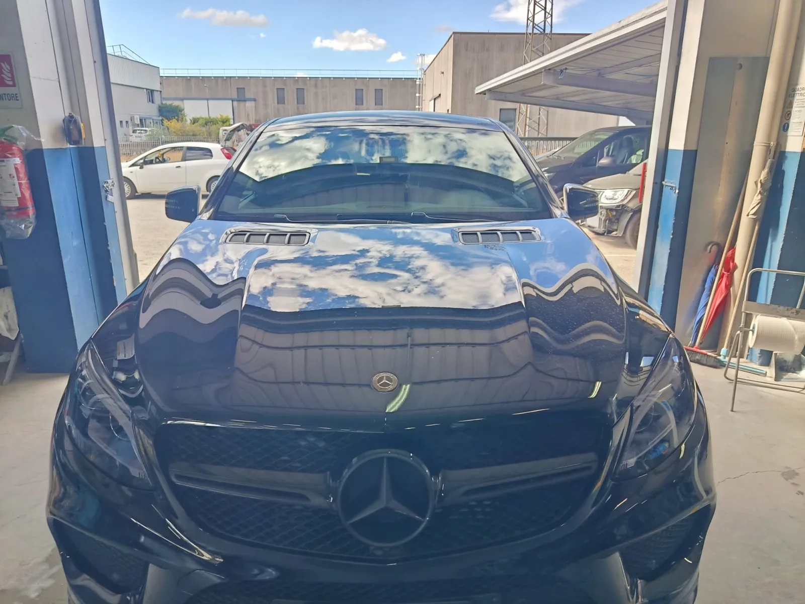 Mercedes nera nel laboratorio Metrix, vista frontale