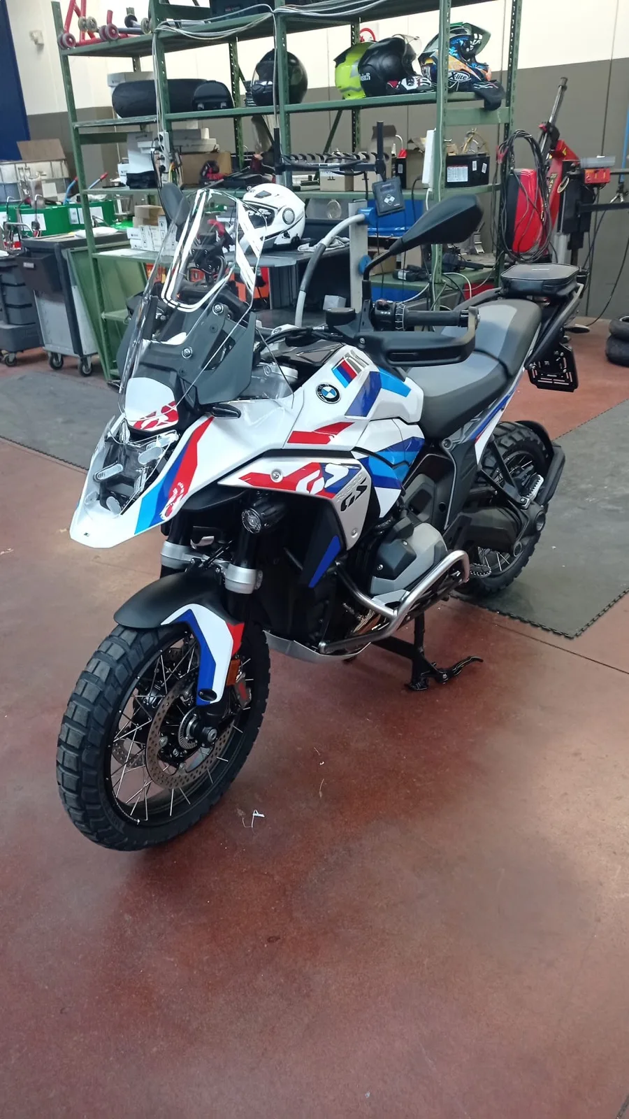 Moto BMW GS con adesivi personalizzati, vista frontale