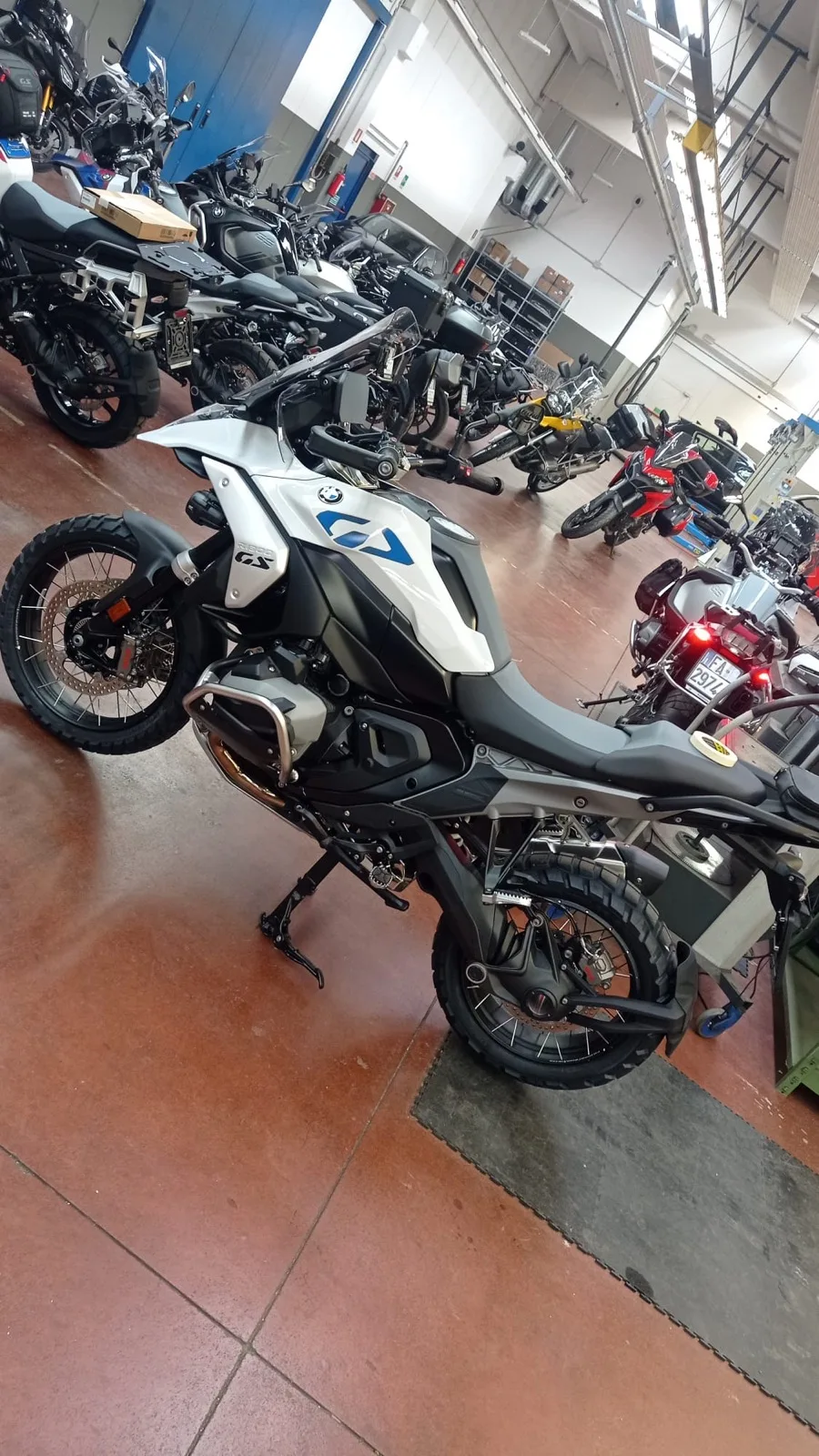 Moto BMW GS con adesivi personalizzati nel laboratorio Metrix