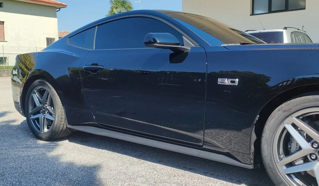 Dettaglio della maniglia di una Ford Mustang nera con vetri oscurati
