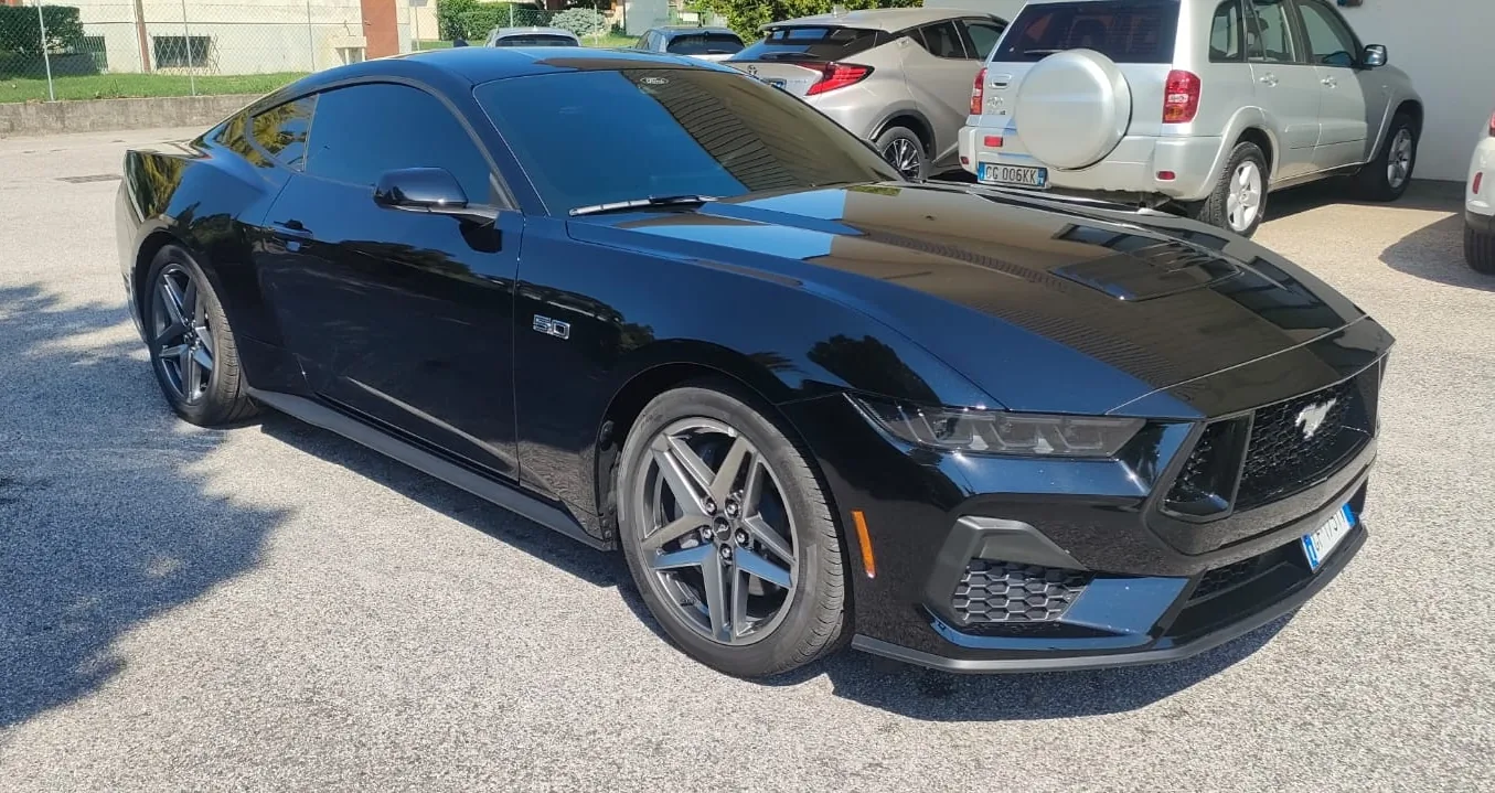 Ford Mustang nera con vetri oscurati, vista tre quarti anteriore