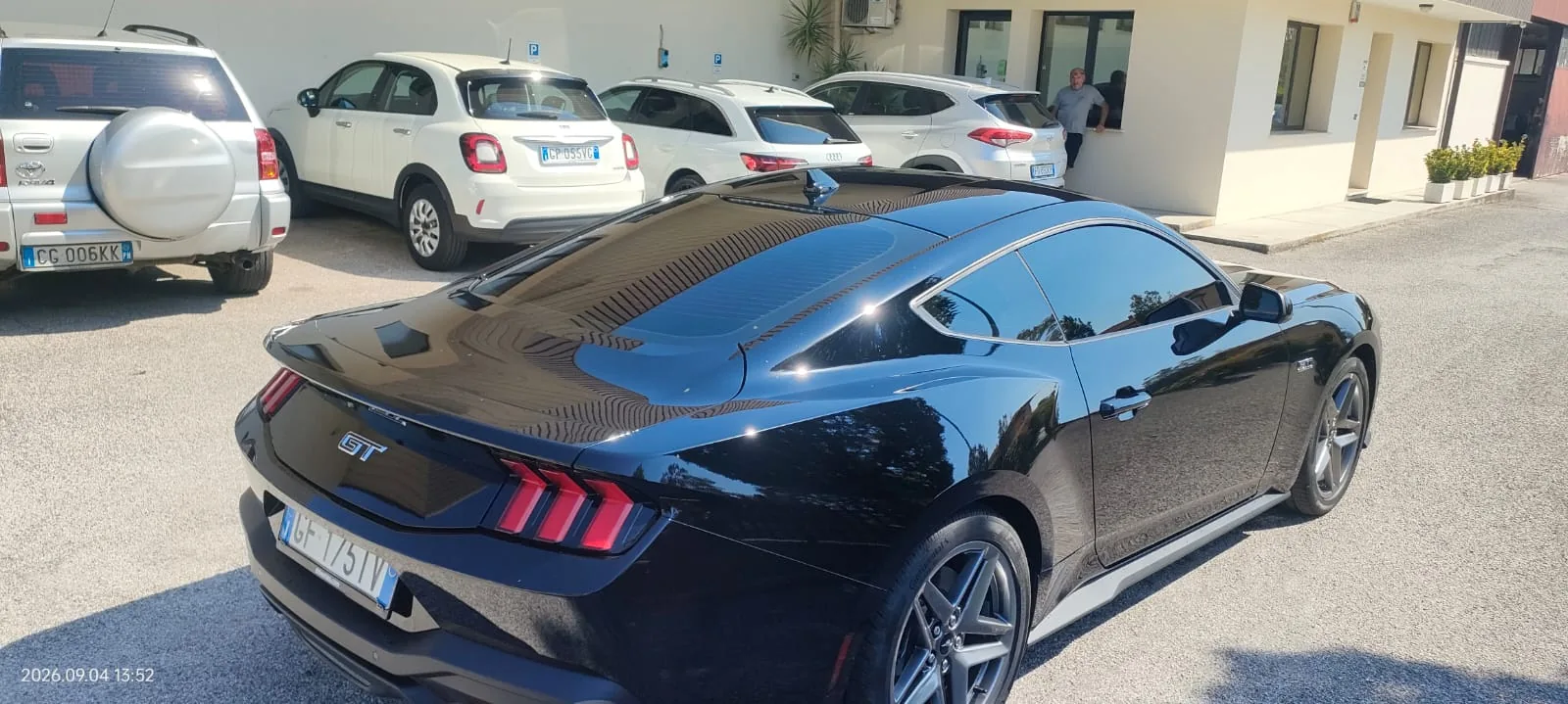 Ford Mustang nera con vetri oscurati, vista posteriore