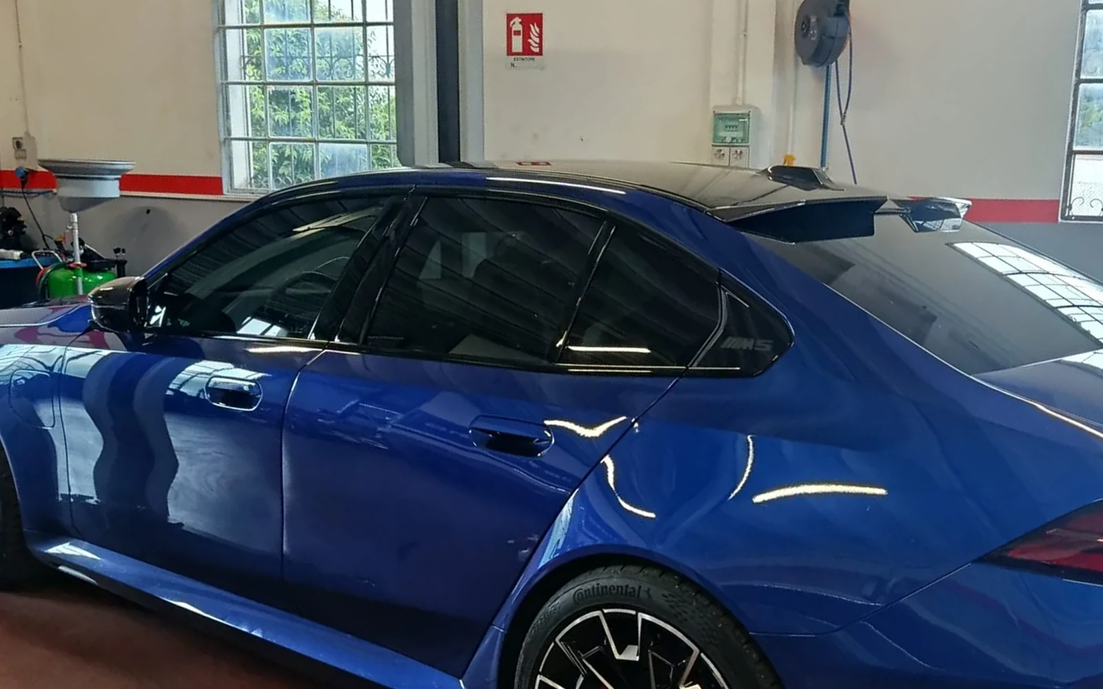 Berlina BMW blu con vetri oscurati