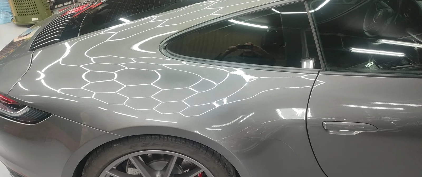 Pellicola protettiva PPF applicata sulla carrozzeria di una Porsche