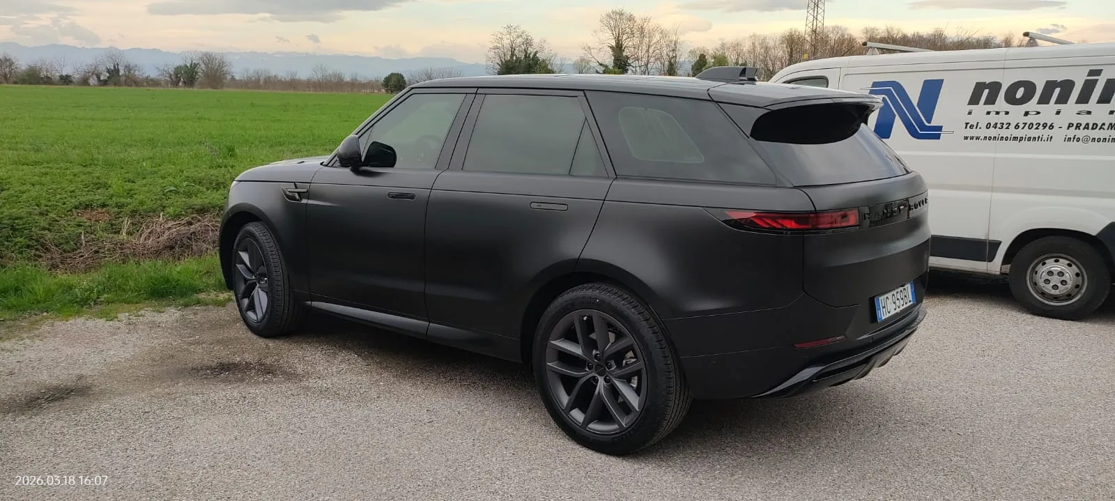 Range Rover nero opaco con vetri oscurati, vista posteriore