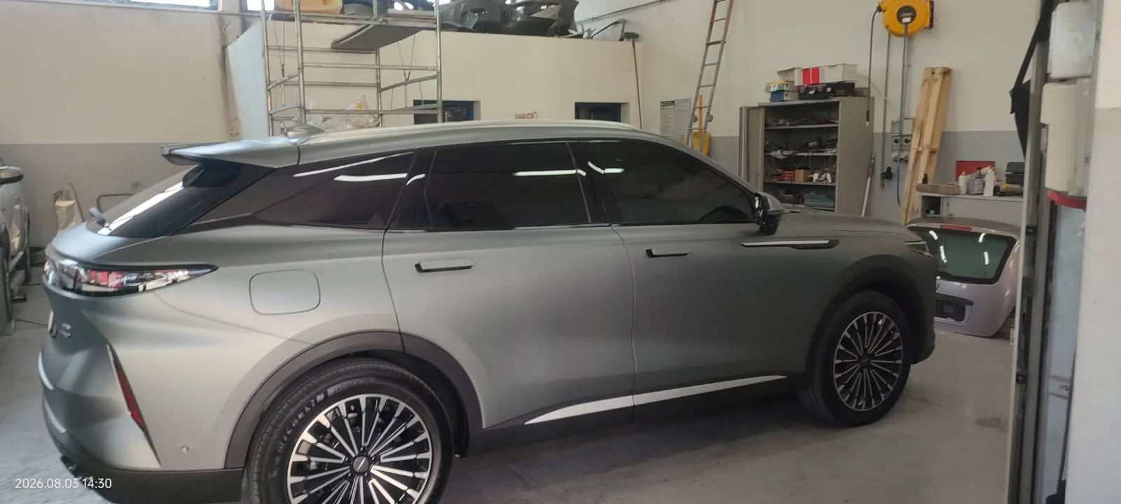SUV grigio opaco con vetri oscurati nel laboratorio Metrix