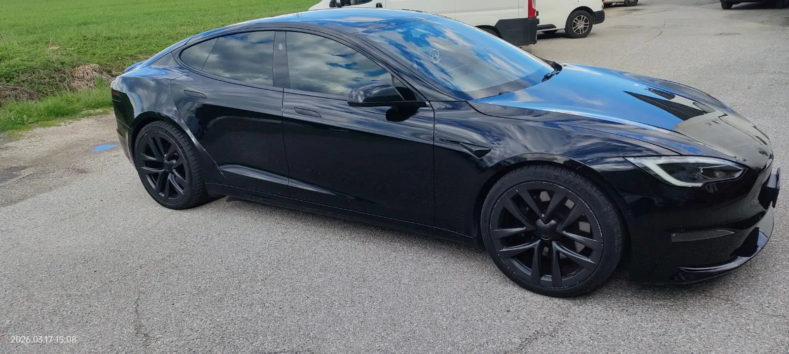 Tesla Model S nera con vetri oscurati fotografata all'aperto
